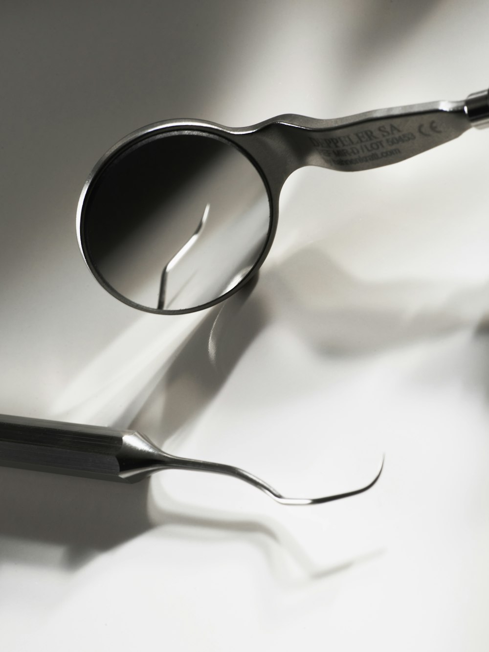 Espejo dental sobre fondo blanco