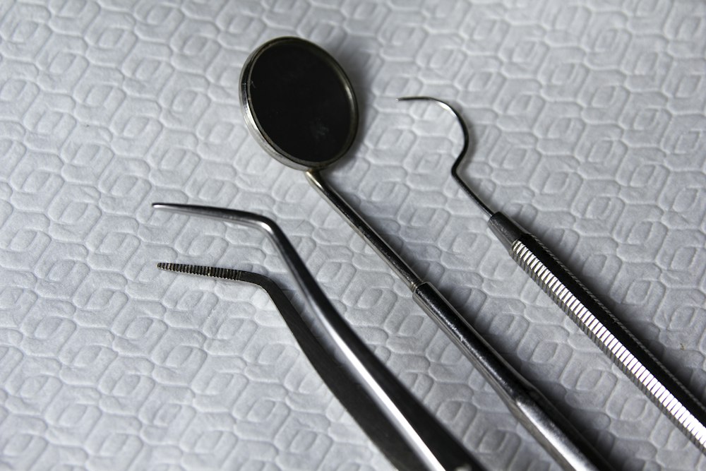 Espejo y sonda dental sobre un paño