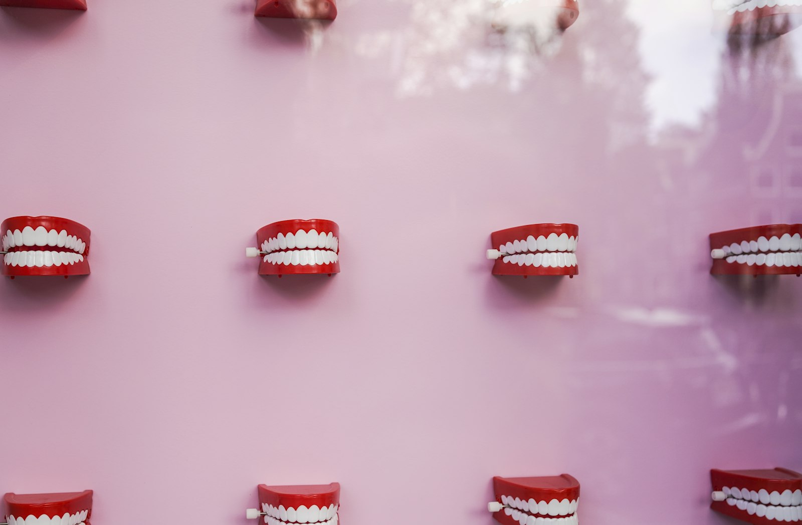 Modelos de dientes de colores en la clínica infantil de Chile