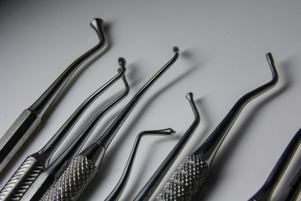 Instrumental dental sobre la mesa de trabajo